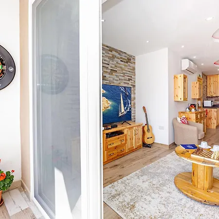 40sec Walk To - Fully Air Con & Heated Brand New Apartament