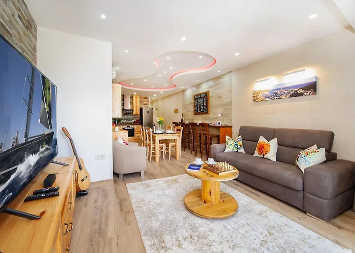 Daire 40sec Walk To - Fully Air Con & Heated Brand New *