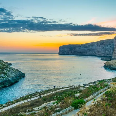 40sec Walk To - Fully Air Con & Heated Brand New *